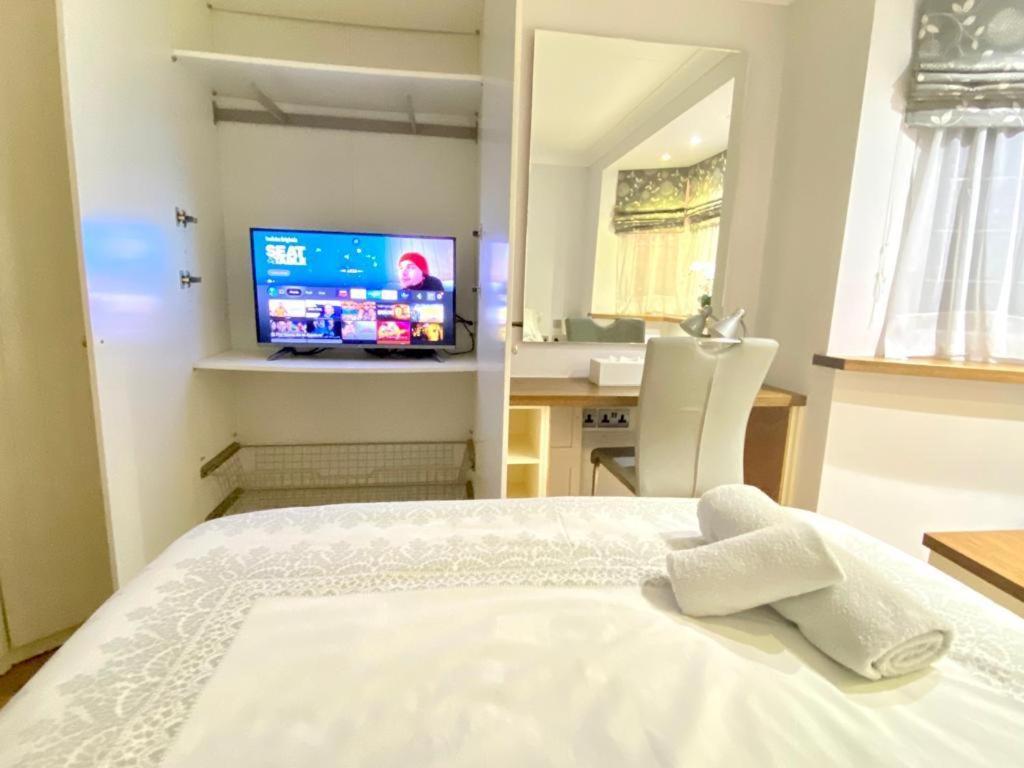 Heathrow Airport Homestay *