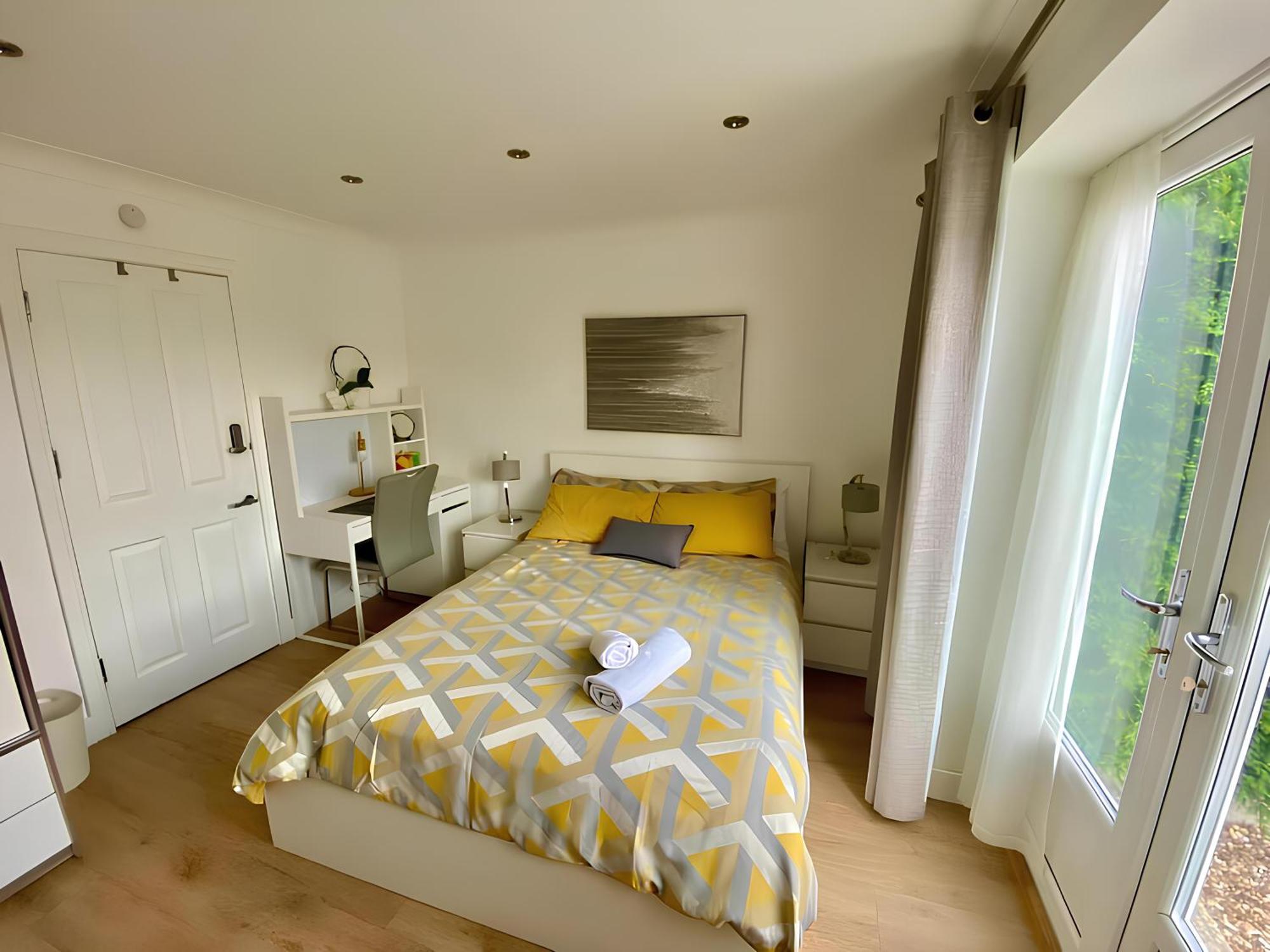 Heathrow Airport Homestay *