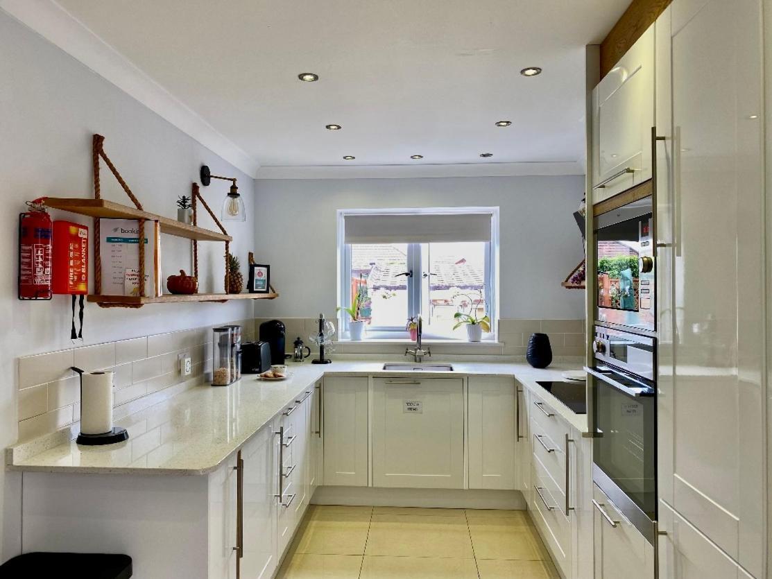 Heathrow Airport * Staines-upon-Thames